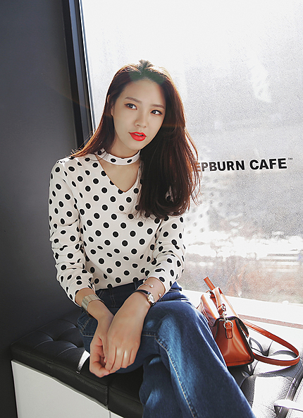 ドットパターンVネックチョーカーブラウス・全2色・t45608