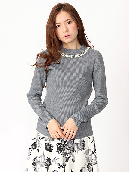 パールビーズ付きハイネックニット