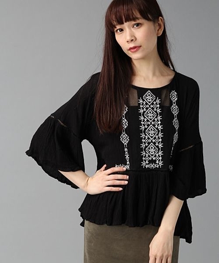 フロントシシュウギャザーブラウス