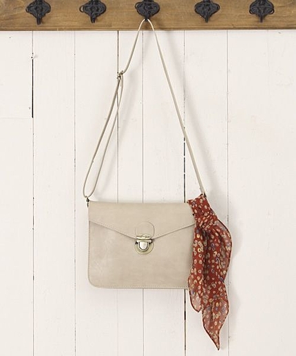 スカーフ付きフェイクレザーガセットショルダーバッグ