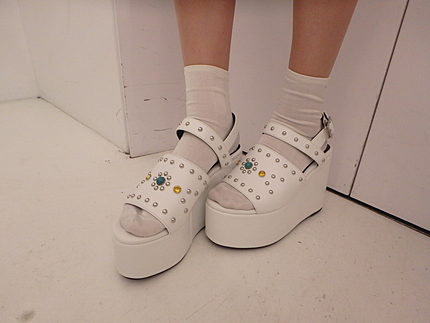 スタッズ厚底サンダル