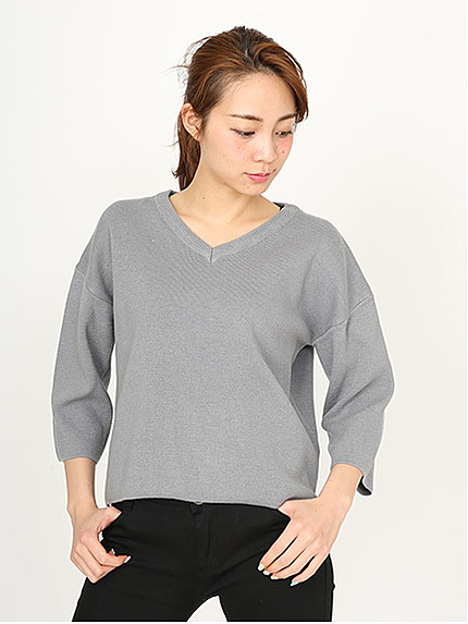 サイドスリット入りVネック無地ニット