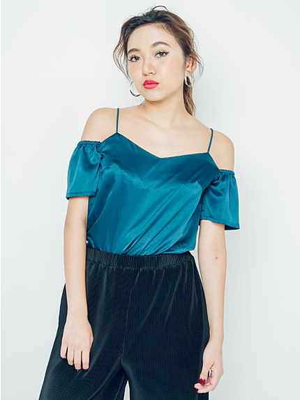サテンオフショルTOPS