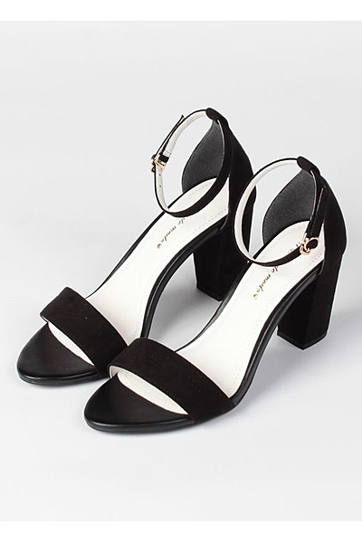 ストラップサンダル