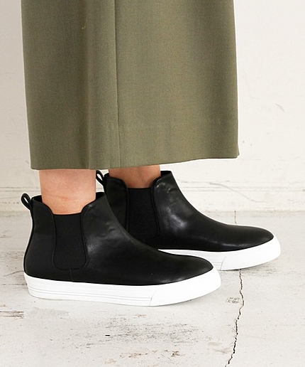 BY∵ フェイクレザー サイドゴアスニーカー о：