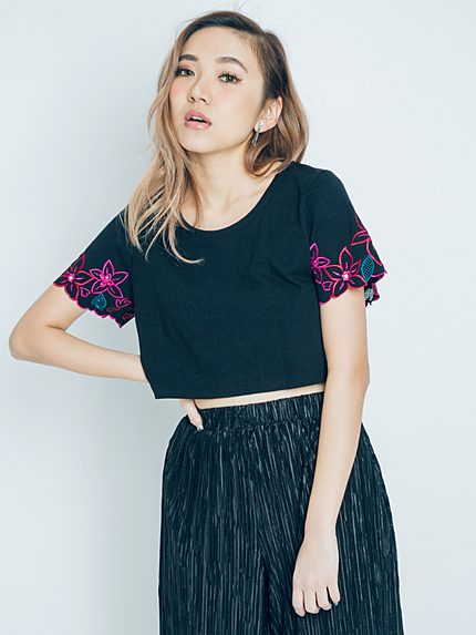 Embroidery Sleeve Tシャツ