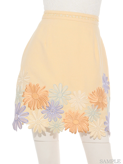 フラワー刺繍台形スカート