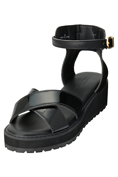 フラットサンダル