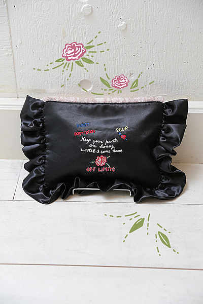 sweetフリルクラッチ