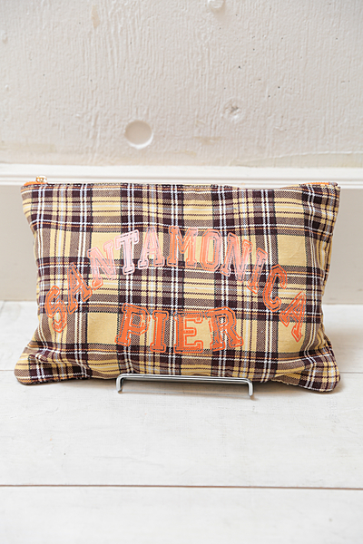 ロゴチェッククラッチ