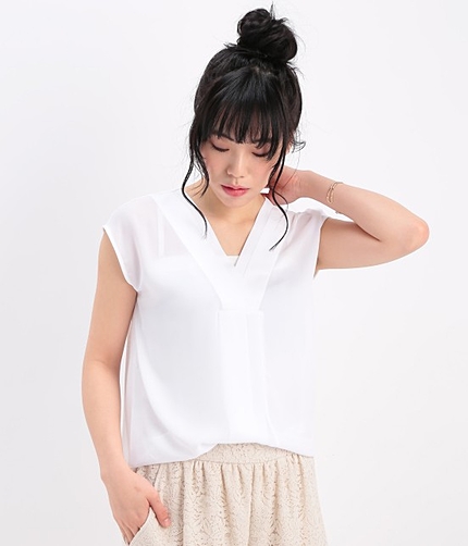 布帛ドッキングVネックタックプルオーバー