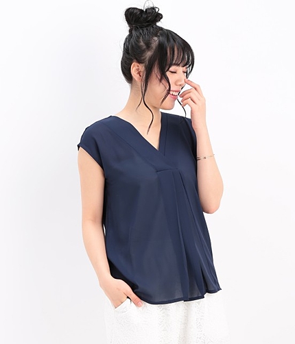 布帛ドッキングVネックタックプルオーバー