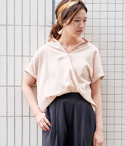 バックシャンハーフスリーブブラウス