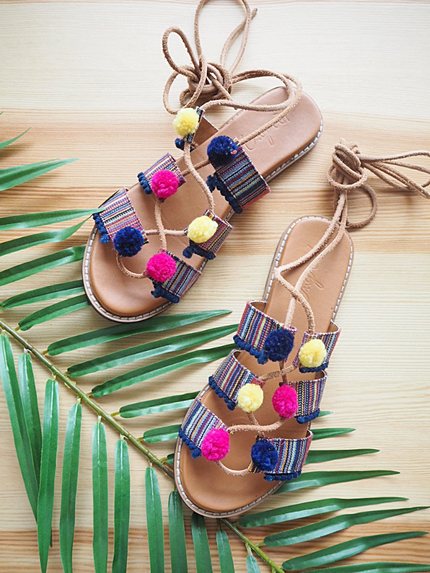 フラットレースアップサンダル