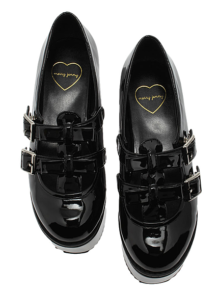 エナメル厚底シューズ