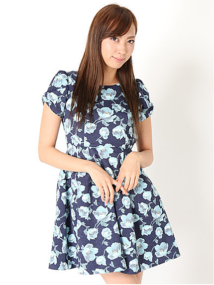 バックボタン花柄ワンピース