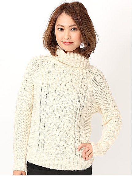 タートルネックケーブルニット