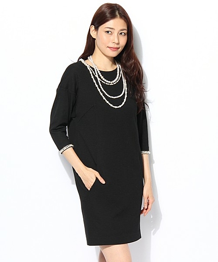 パールネックレス刺繍ワンピース