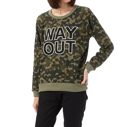 ロゴいり迷彩柄プルオーバー