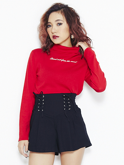 刺繍タートルネック