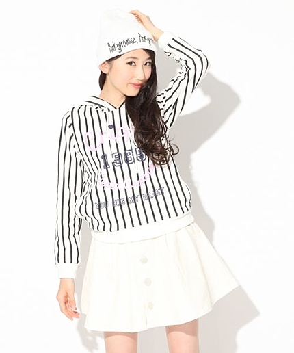 【ニコラ12月号】ストライプ＊ロゴＦウラケパーカー