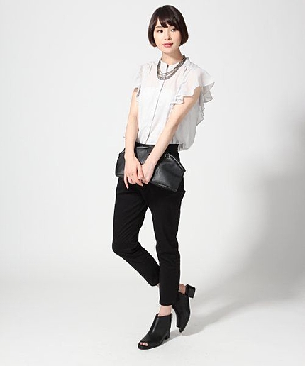 ９ブタケテーパードパンツ