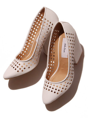 Mila Owen (ミラオーウェン) アイレットパンプス