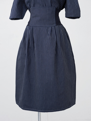 細縞のプレイ スカート