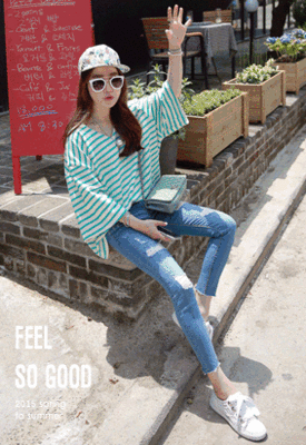 Vネックボーダー柄Tシャツ