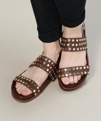 スタッズ付きレザーコンフォートサンダル