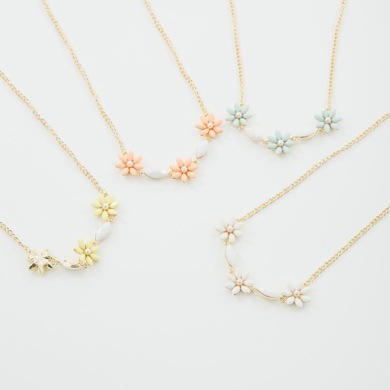 フラワービジューネックレス