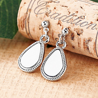 シルバーカラーふちつき白しずく型ポストピアス