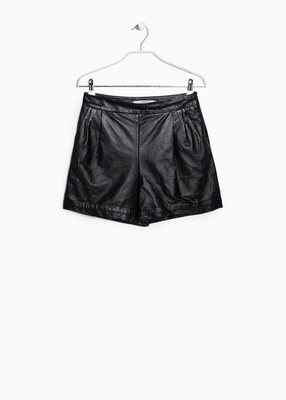 ハイウエストのレザーショートパンツ