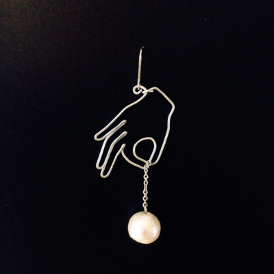 「つまむ」ぶらさがりコットンパール