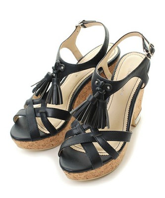 センタータッセルウエッジサンダル