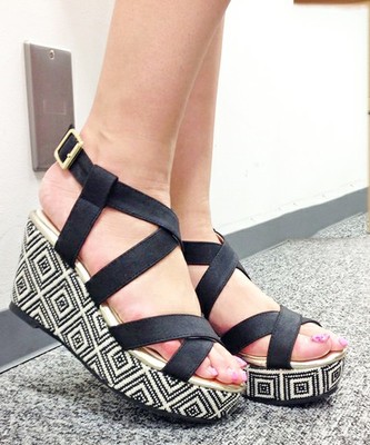 幾何学柄ウェッジサンダル