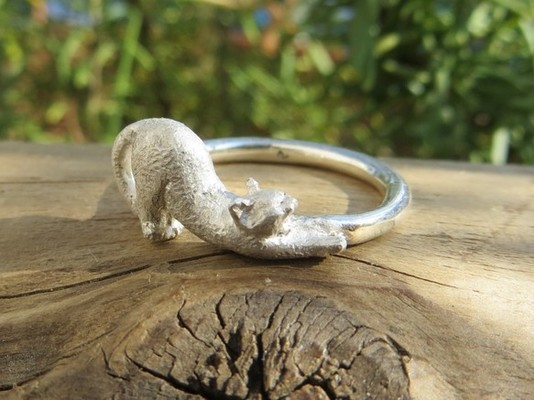 指輪 猫の伸び