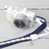 当店オリジナル商品【クロネコＤＭ便OK/送料164円】 おしゃれな ♪ 一眼レフ/ミラーレス用 ミーナmina オリジナル カメラ女子 で かわいい！ 斜めがけカメラストラップ /シンプルラインフラワーネイビー 