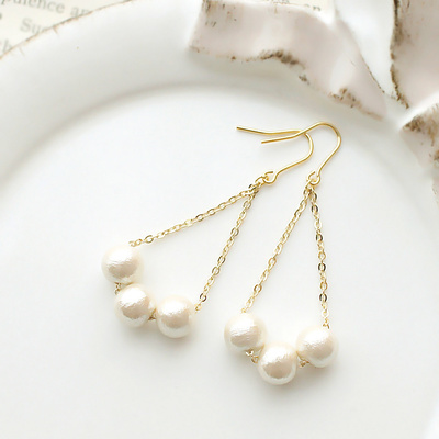 コットンパール6ｍｍの3粒ブランコピアス