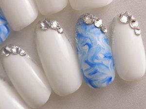 薬指ブルーマーブル細フレンチ