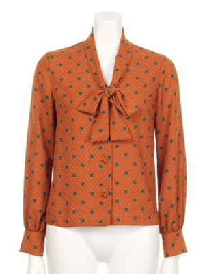 ドット柄ボウタイブラウス