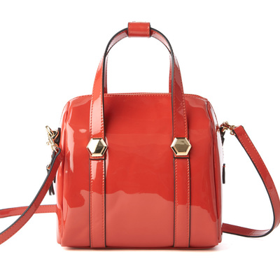 キャラメルパテントレザーポシェット