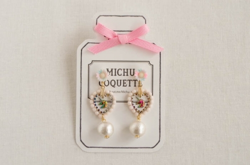 vintageカボションとユニコーン、コットンパールのピアス