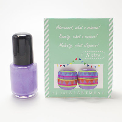 足の親指用のペディチップと他の爪用の同色系マニキュアミニボトルのセット