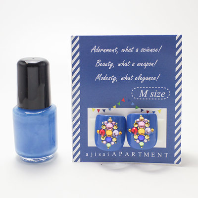 足の親指用のペディチップと他の爪用の同色系マニキュアミニボトルのセット