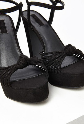 FOREVER 21 ストラッピーフェイクスエードプラットフォームサンダル