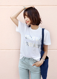 FINISH IT WITH CHAMPAGNEメタリックロゴTシャツ