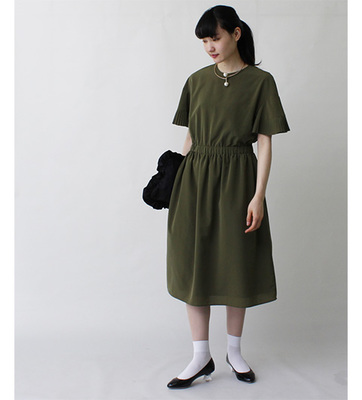 ○フェミニッシュサテン　ラッフル袖ワンピース