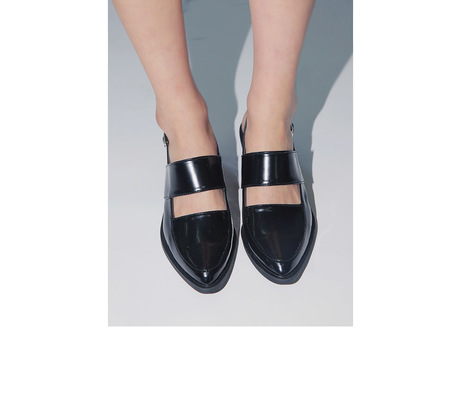 ポインテッドトゥバックストラップシューズ