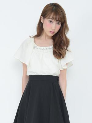 ビジューフリルブラウス